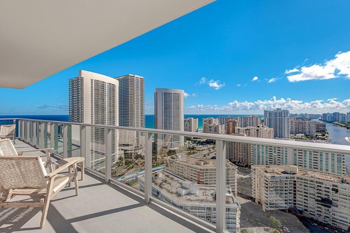 Wrap Around Balcony - Insane Views - Amazing Pools Apartment Hollywood Exterior photo