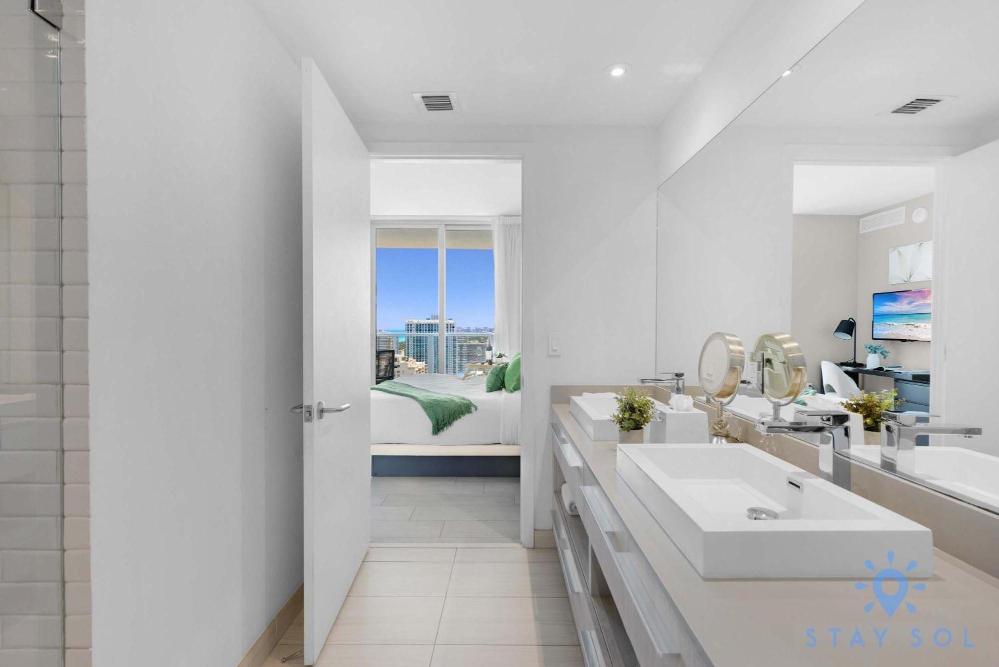 Wrap Around Balcony - Insane Views - Amazing Pools Apartment Hollywood Exterior photo