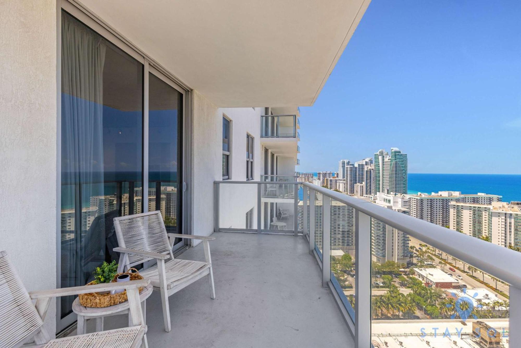 Wrap Around Balcony - Insane Views - Amazing Pools Apartment Hollywood Exterior photo
